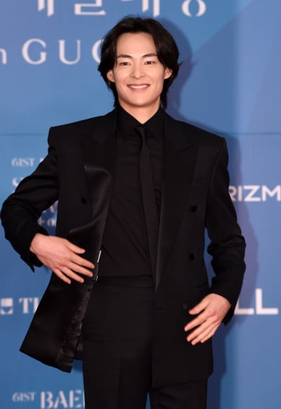 Actor Song Geon-hee Shines at the 61st Baeksang Arts Awards Red Carpet