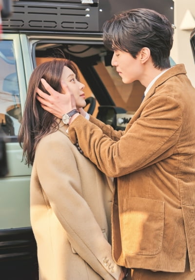 이동욱♥이주빈, 연애 시작하더니…출근길 데이트('이혼보험')