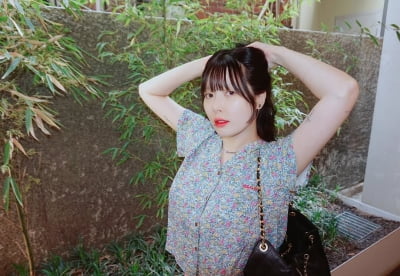 현아, 유부녀의 요즘 애착템은 1000만원 C사 명품백…선물한 사람도 뿌듯하겠네