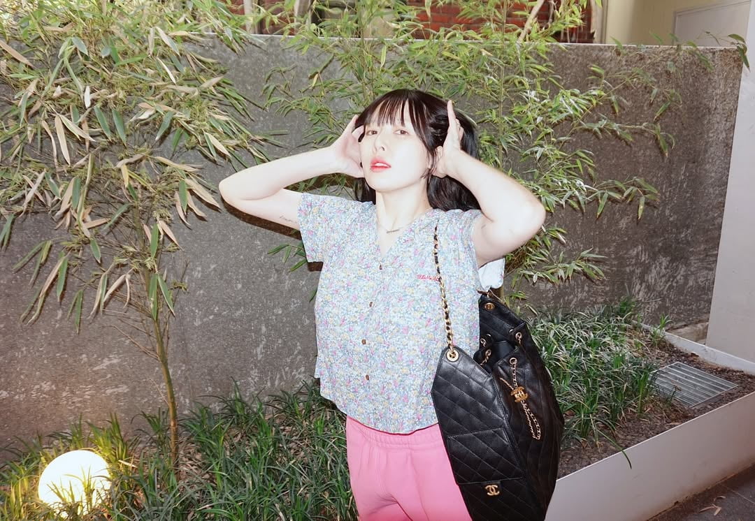 현아, 유부녀의 요즘 애착템은 1000만원 C사 명품백…선물한 사람도 뿌듯하겠네