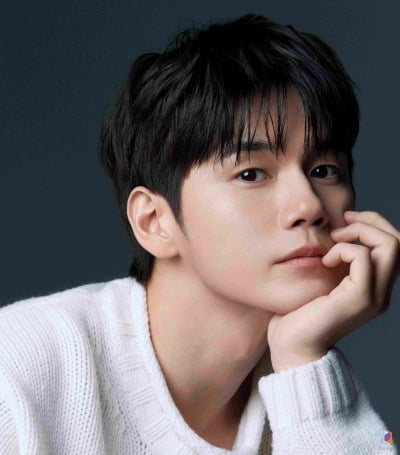 [공식] 워너원 해체 7년 만에…'차은우와 한솥밥' 옹성우, 차기작 준비 도중 새 프로필 공개