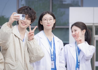 tvN's 'Resident Playbook' Soars in Popularity, Dominates TV-OTT Drama Rankings