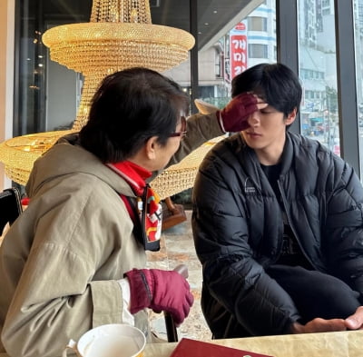 500만 연예인인데…안보현, 할머니 눈엔 그저 '귀염둥이' 손자