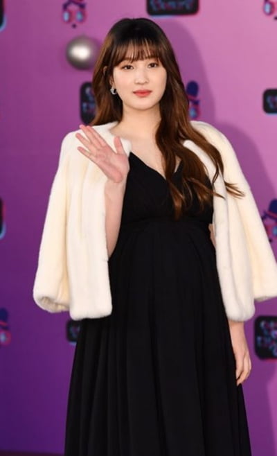 '이혼' 율희, 기싸움 논란 터졌다…17살 많은 대선배에 되받아치며 신경전('뛰산')