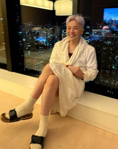 지드래곤, 고급 호텔서 지압 슬리퍼…월드투어 앞두고 건강 살뜰히