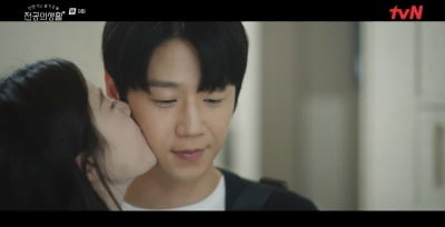 [종합] "좋아해" 정준원♥고윤정, 엘리베이터 키스→비밀 사내 연애 시작 ('언슬전')