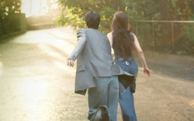BTS 진♥신세경, 핑크빛 불거졌다…"애틋했던 우리 이야기" 뮤비서 연인 호흡