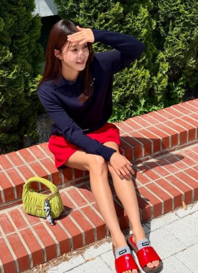 오늘도 명품으로 치장한 이시영, 양말은 신다가 말은 건가