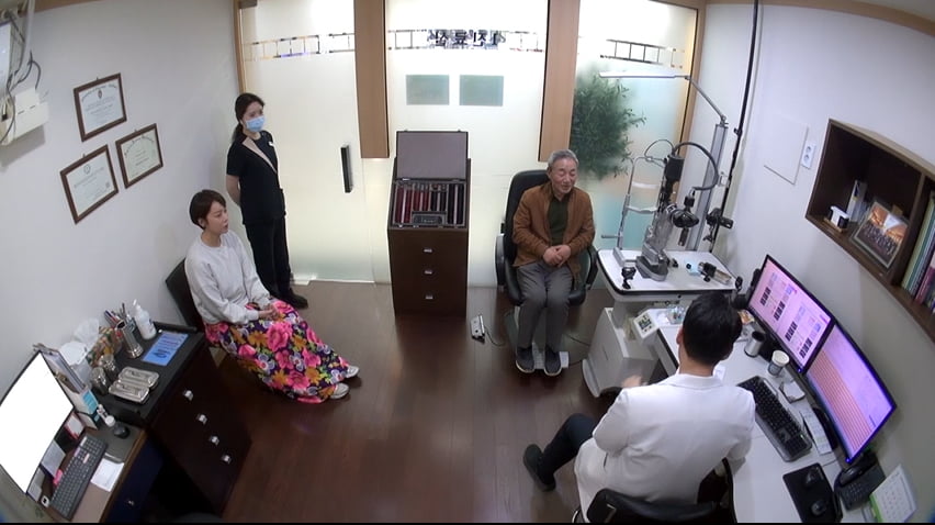 황정음, 가정사 밝혔다…"이혼한 父 실명 위기, 녹내장 말기 진단" ('솔로라서')