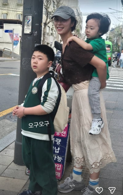 허리에 저거 내복이야?…황정음, 화려함 찾을 수 없는 '리얼 육아 현장'