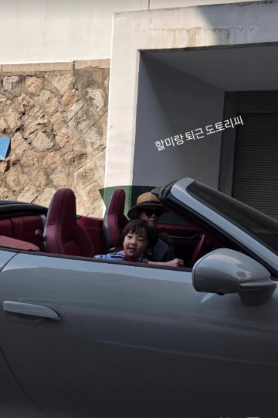 '46억 건물주' 황정음, 친정 엄마까지 오픈카…모녀가 나란히 '부내 풀풀'