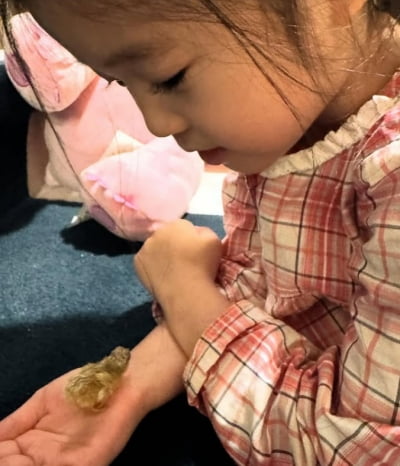 긴 속눈썹+미인점…아역배우 뺨치는 신현준 딸, 새식구 만났다