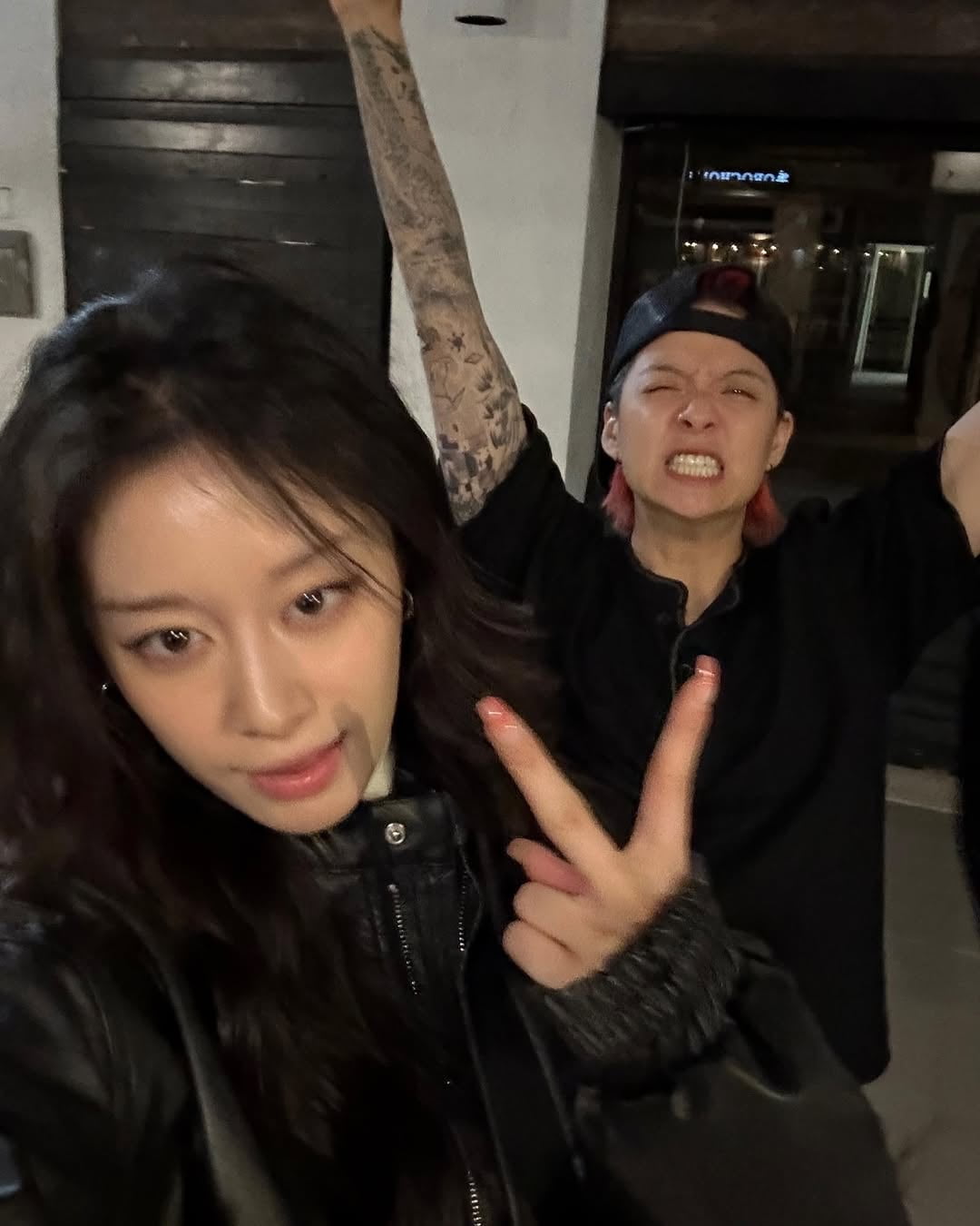 지연, 온 팔에 문신 휘감은 f(x) 엠버와 이렇게 절친했나…자유분방