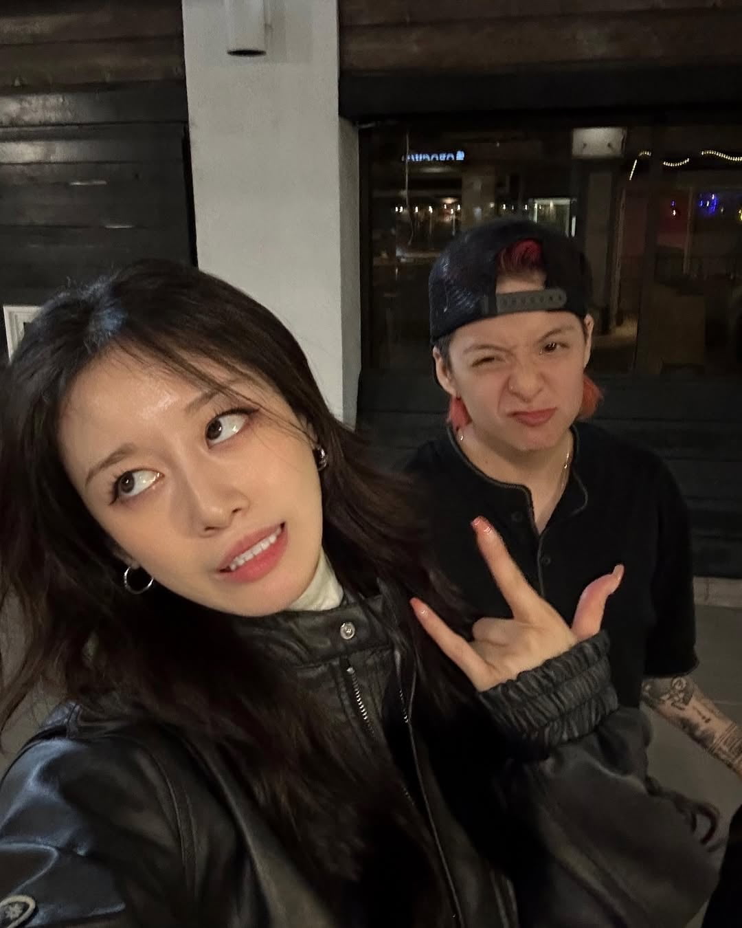 지연, 온 팔에 문신 휘감은 f(x) 엠버와 이렇게 절친했나…자유분방