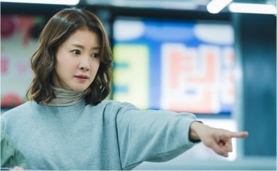 '43세' 이시영, 파경 2달 만에 희소식 전했다…'SNL' 작가 손잡고 워맨스 활약 ('살롱드홈즈')