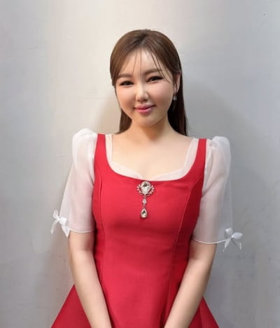 송가인, 노래하랬더니 무대 찢어버렸네…의상 훼손될 정도