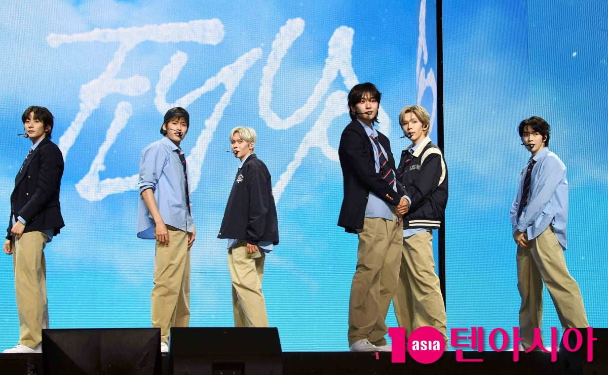 라이즈, 화려한 타이틀 곡 '플라이 업’(Fly Up) 무대[TEN포토+]