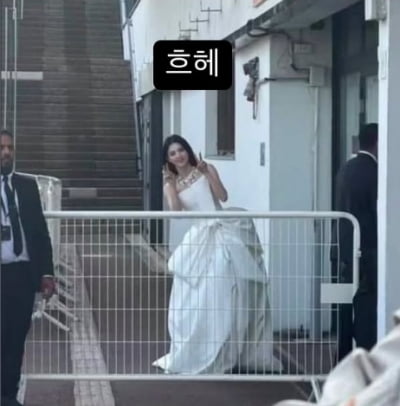 "엄마랑 절연" 한소희, 母 징역형 집유에도 "흐헤"…흔들리지 않는 해맑음