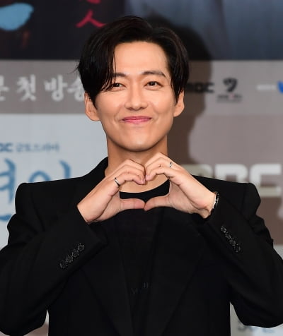 Namkoong Min Renews Contract with 935 Entertainment for the Fourth Time