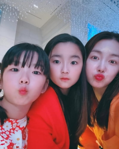소이현, 두 딸이 점점 더 엄마 닮아가네…미모 DNA 그대로 유전