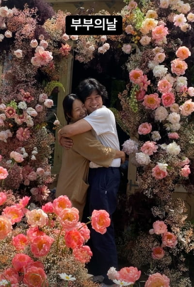 이효리♥이상순, 부부의 날이라고 접착제 빙의…"우리 정도면 팀이지"