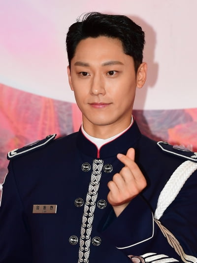 [공식] '임지연♥' 이도현, 전역 하자마자 기쁜 소식 전했다…수상 이어 매진까지