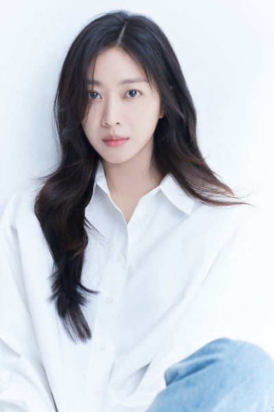 스티로폼 돌 사이에서 ♥핑크빛 키스…조보아 "눈물 머금고 촬영한 동굴신"[인터뷰②]
