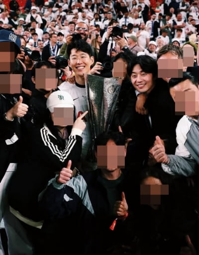 박서준, 손흥민 역사적 순간에 함께…우승 트로피 만져봤겠네