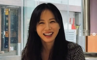 손예진, 애 낳고 더 예뻐졌네…대충 입었는데도 감출 수 없는 화사함