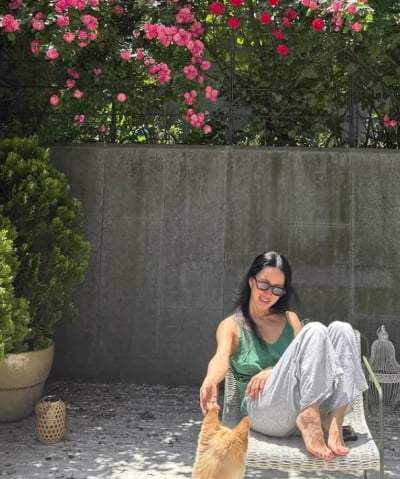 엄정화, 한남동 50억 자택서 한가롭게…휴양지 위협하는 마당 비주얼