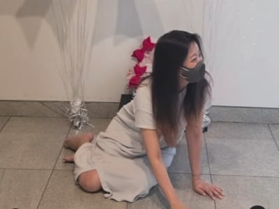 김희선, 초인종 소리에 맨발로 '철푸덕'…몸 못 가누고 '휘청휘청'