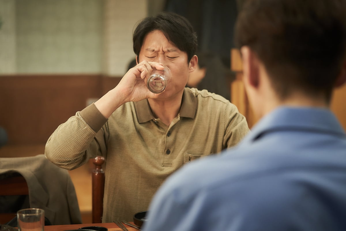 유해진, 소주 부르는 비주얼…술맛 제대로 나네('소주전쟁')