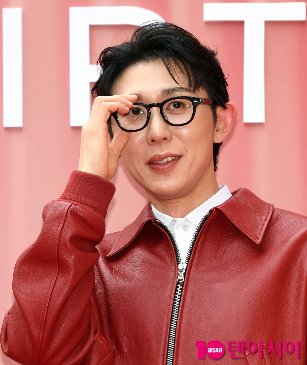 코드 쿤스트, 멋진 시크함...오늘은 하트 성공[TEN포토+]