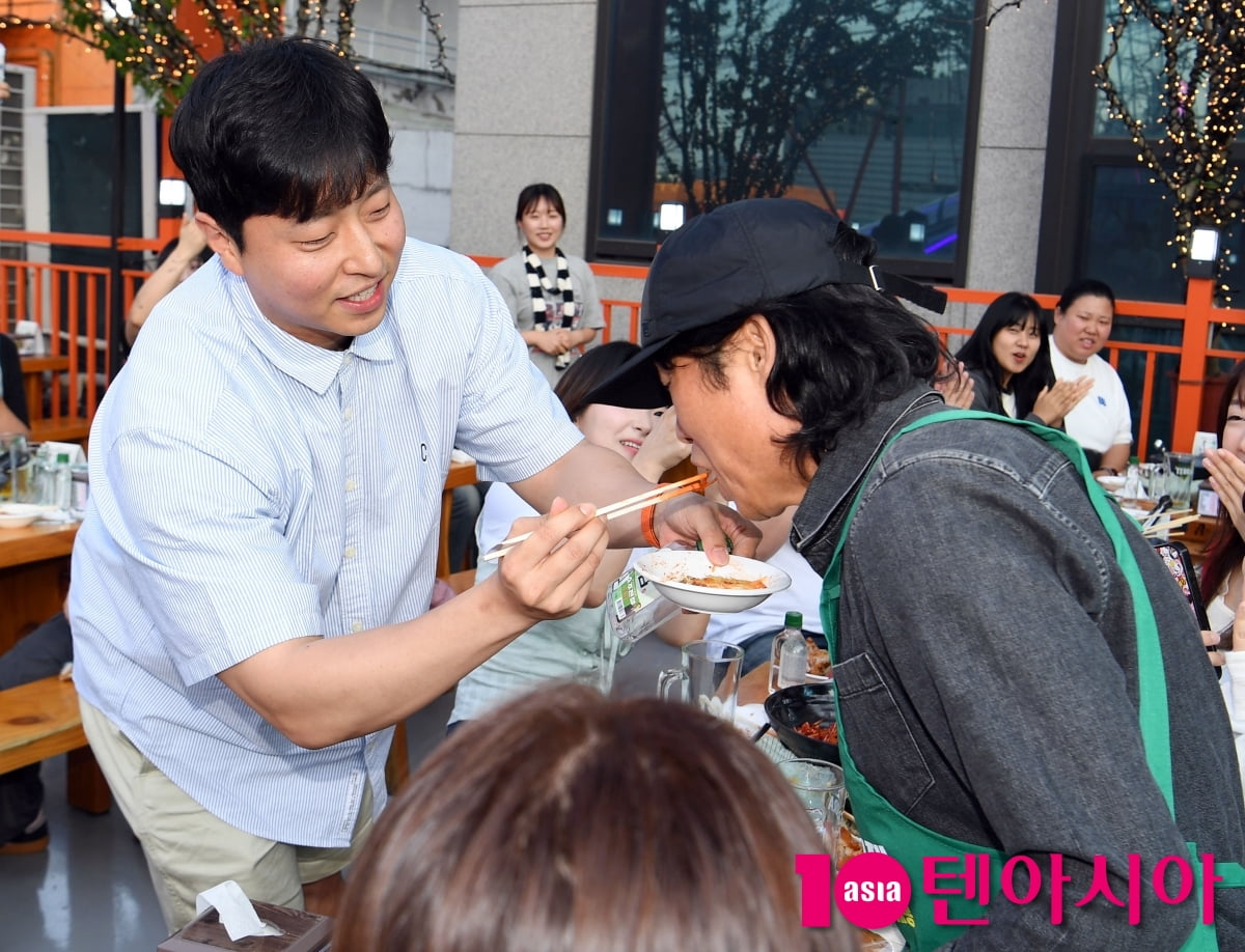 유해진, 소주포차 오픈 행사를 마치며[TEN포토+]