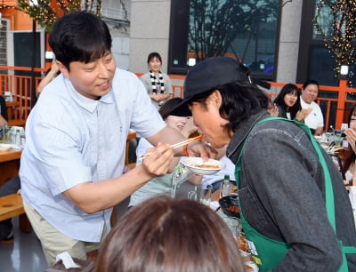 유해진, 소주포차 오픈 행사를 마치며[TEN포토+]