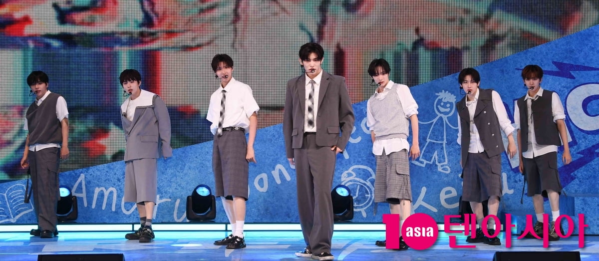 킥플립, 화려한 타이틀곡 'FREEZE' 무대[TEN포토+]
