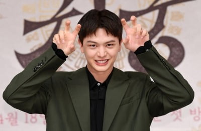 여배우 19금 논란 이어 '음주운전' 배성우 캐스팅하더니…'SNL', 육성재 출연 확정 [공식]
