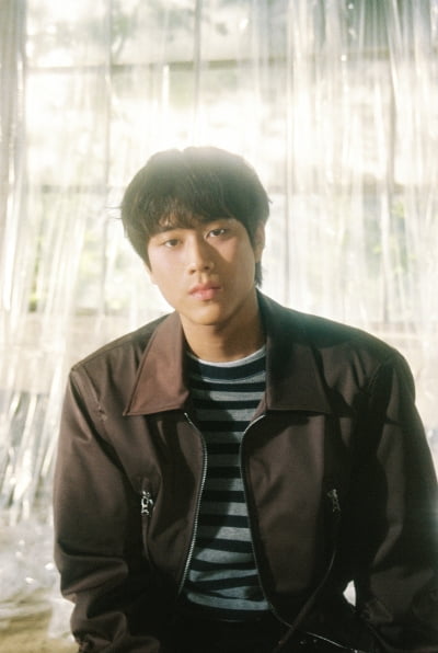 Singer-Songwriter Lee Mujin Releases New Single 'Bird on the Edge' with a Message of Resilience