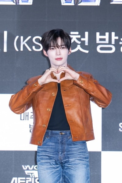 Sung Han-bin Takes Over as MC for 'World of Street Woman Fighter', Replacing Kang Daniel