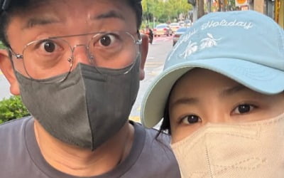 김준호♥김지민, 결혼 2달 앞둔 예비부부 아니랄까봐…딱 붙어 걸으며 '꿀 뚝뚝'