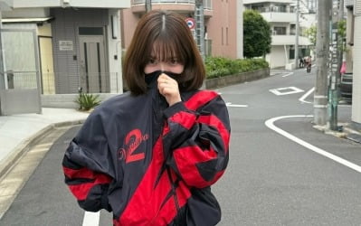 "애국보수 카리나" 빨간색+숫자2 박힌 옷 입고 '찰칵'…국힘 대변인도 "샤라웃" [TEN이슈]