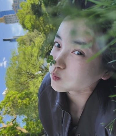 김태리, 일상도 당돌함 그 자체…네잎클로버 냠냠하며 "행운은 기세거든"