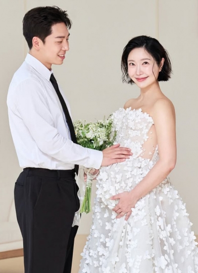 '쌍둥이 임신' 레이디 제인, D라인 뽐내며 만삭 스냅…곧 출산할 크기