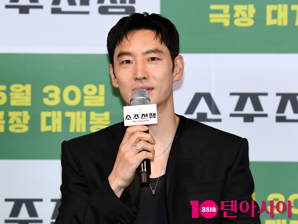 '소주전쟁' 이제훈, 슬로건 '계속 마시고 싶다'...질문을 많이 던지는 영화다[TEN포토]
