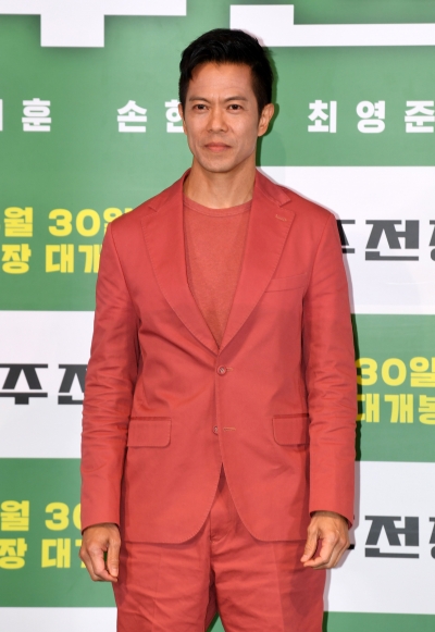 '소주전쟁' 바이런 만, 언론시사회 마춰서 입국[TEN포토+]