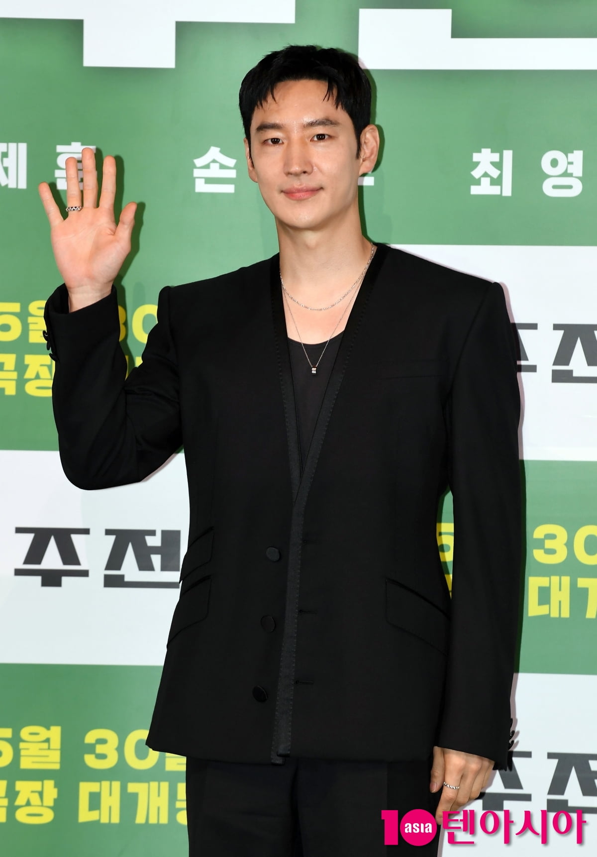 '소주전쟁' 이제훈, 유쾌한 하트장인[TEN포토+]