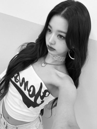 장원영, '정치색 논란' 카리나와 다르네…흑백 필터로 오해 칼차단