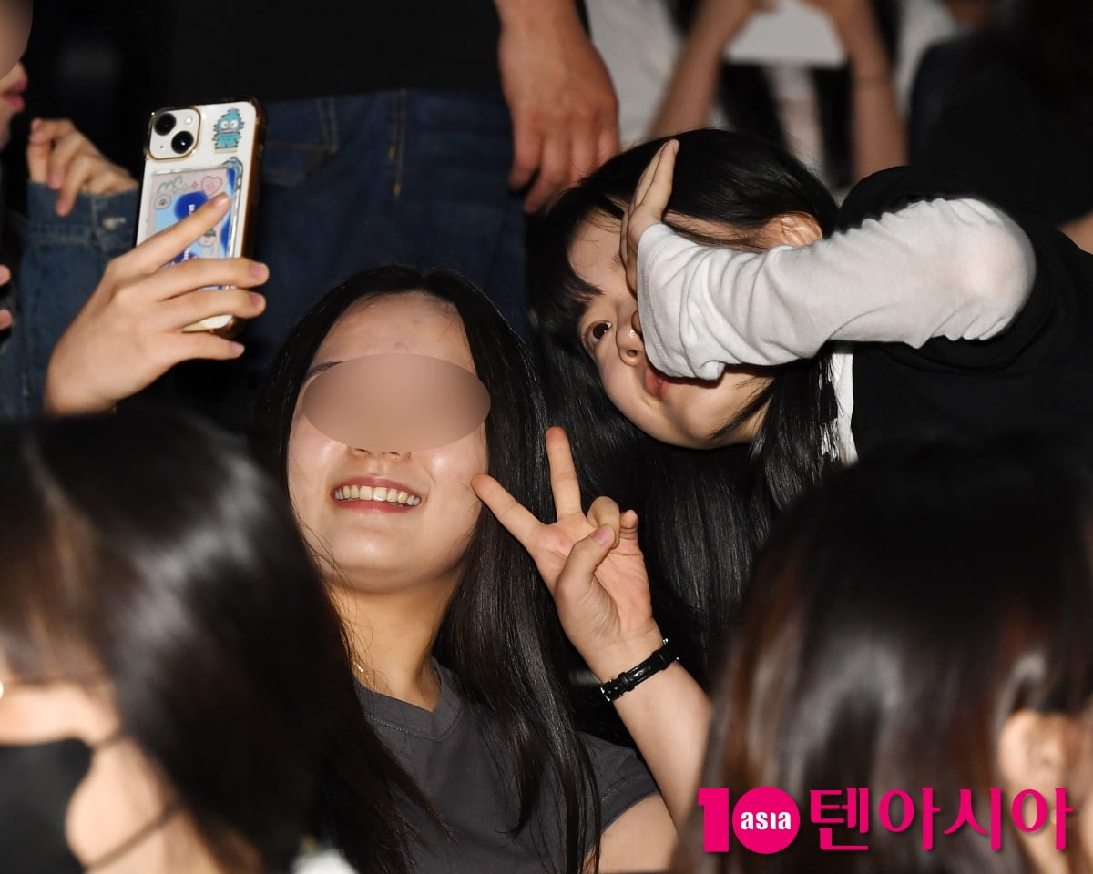 '하이파이브' 이재인, 귀엽게 팬과 함께[TEN포토]