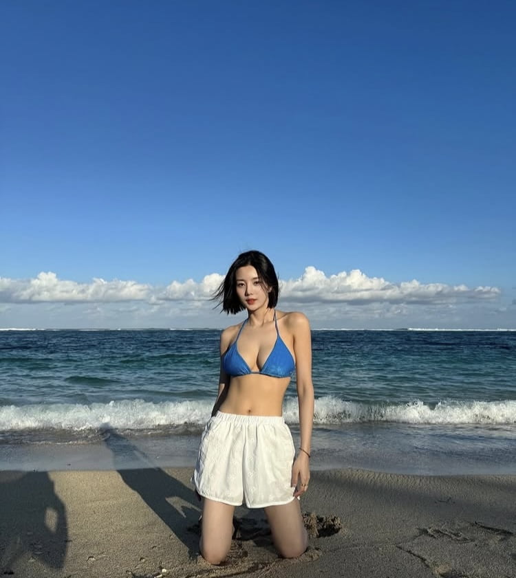 권은비, 대문자 S라인 인증…노출 가득 휴가 패션