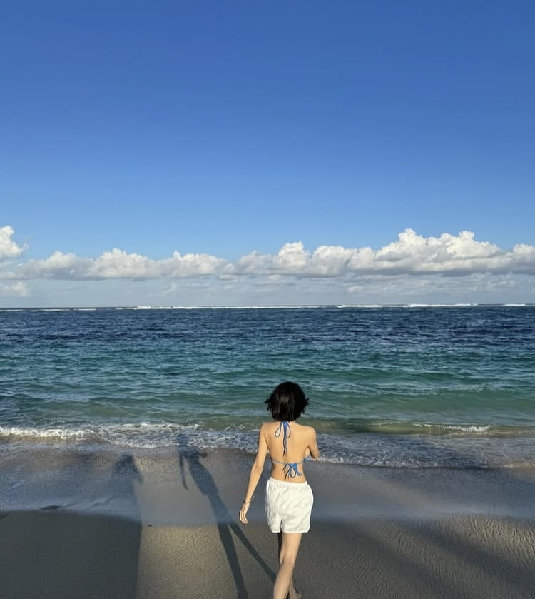 권은비, 대문자 S라인 인증…노출 가득 휴가 패션